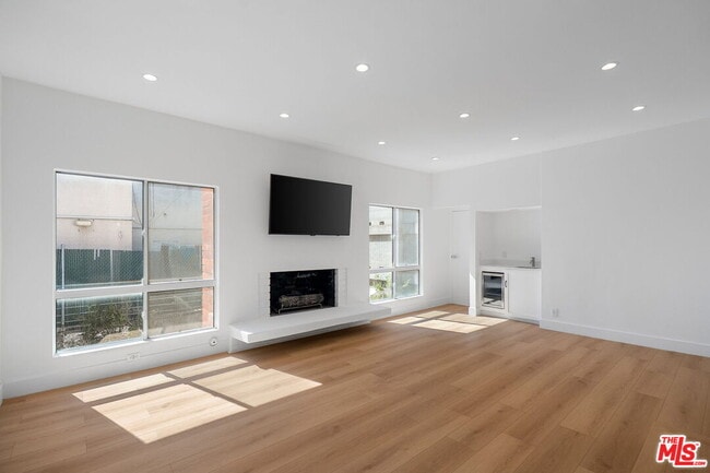 Building Photo - 4807 Woodley Ave