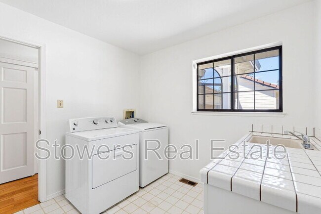 Building Photo - 1121 Douglas Ct