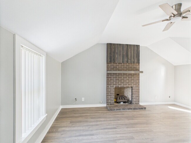 Building Photo - Gorgeous 4/3 in Quiet Neighborhood Utiliti...