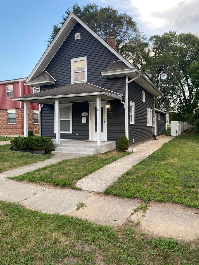 Building Photo - Beautiful new exterior on classic Harters Heights 4 bedroom (3 full baths) blocks from ND.