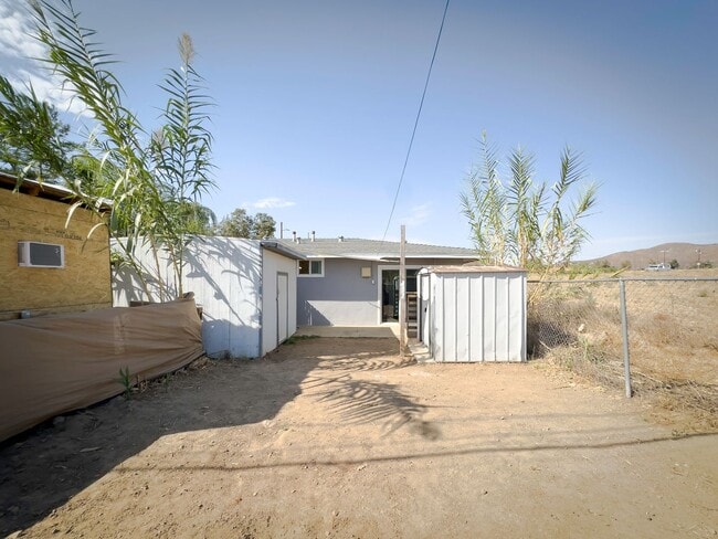 Building Photo - CUTE CONDO IN A DUPLEX W/ LARGE BACKYARD AVAILABLE FOR RENT!