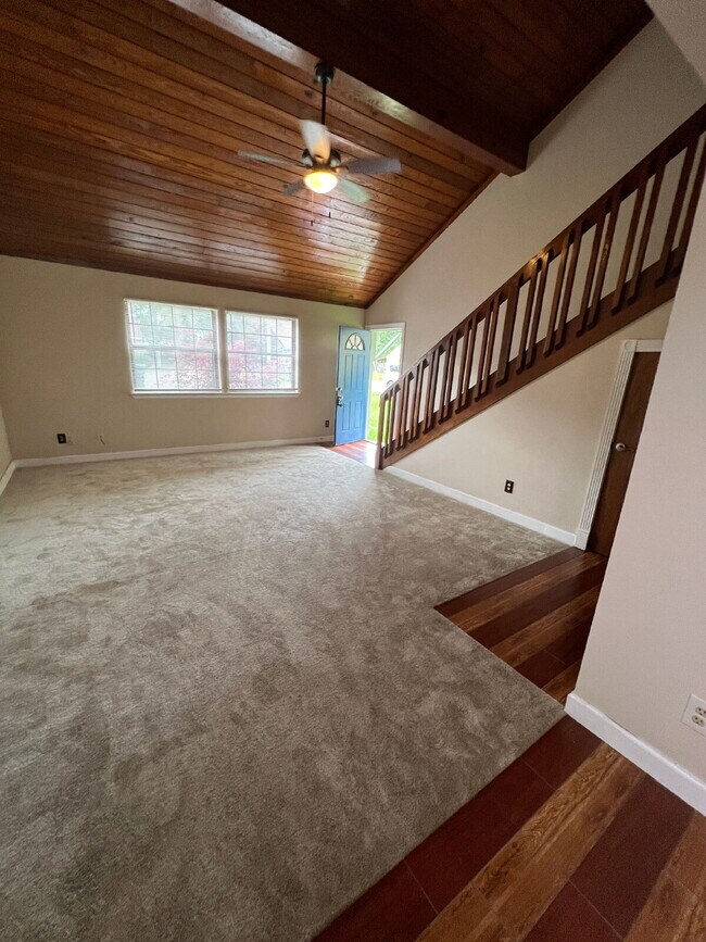 Building Photo - Delightful two story town home.