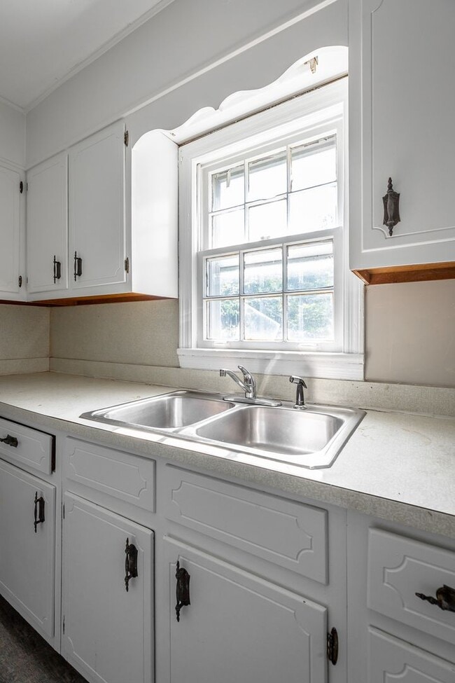 Building Photo - Newly Renovated 2 Bedroom 1 bath Home
