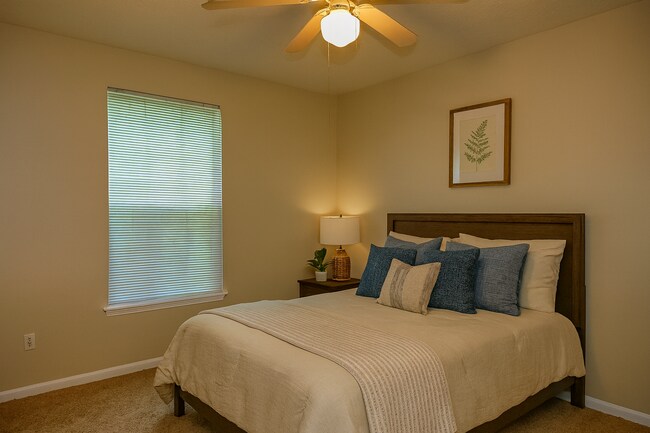 Building Photo - Capri at Hunters Creek - 2 WEEKS RENT FREE...