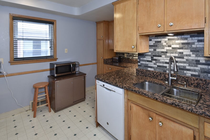 Building Photo - 2392 Warrensville Center Rd