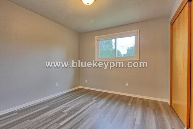 Building Photo - 2 Bed, 1 Bath Home in Rose Village Neighbo...