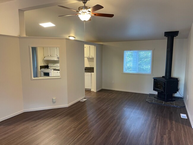 Building Photo - ***PENDING APPLICATION***Lovely 3 Bedroom Home out of Town!