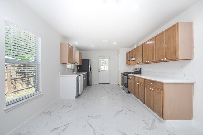 Building Photo - 6306 Spruce Manor Ln