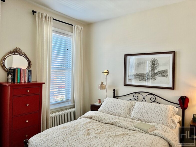 Building Photo - Gorgeous 1.5 bedroom in Maspeth