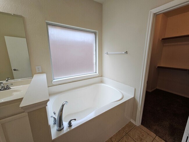 Building Photo - Available now ready for immediate move in