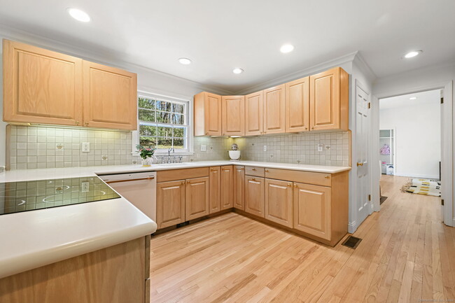 Building Photo - 60 Squires Ln