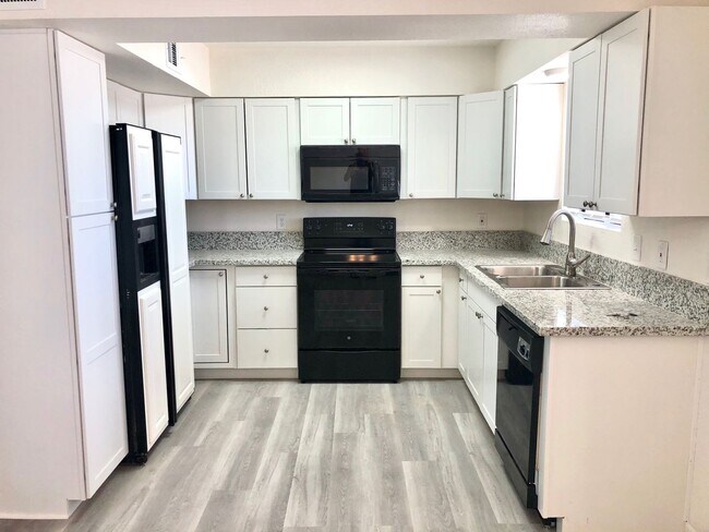 Building Photo - Cute 3 Bedroom Home near Hualapai Mt. School.