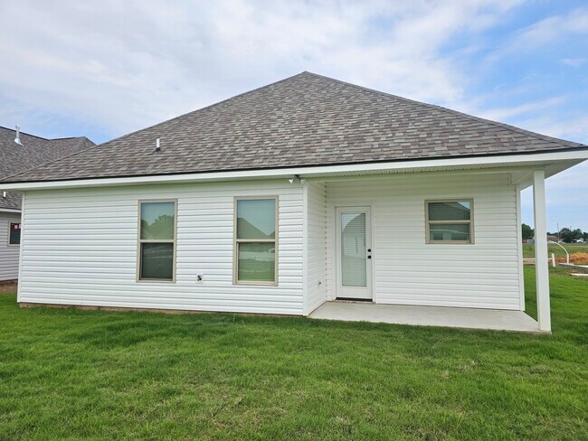 Building Photo - 706 Venecia Dr