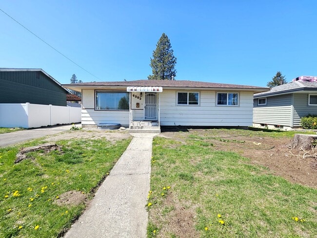 Building Photo - $1,995 - 4 Bed / 1 Bath Home with Fully Fe...
