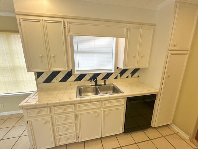 Building Photo - AVAILABLE NOW!