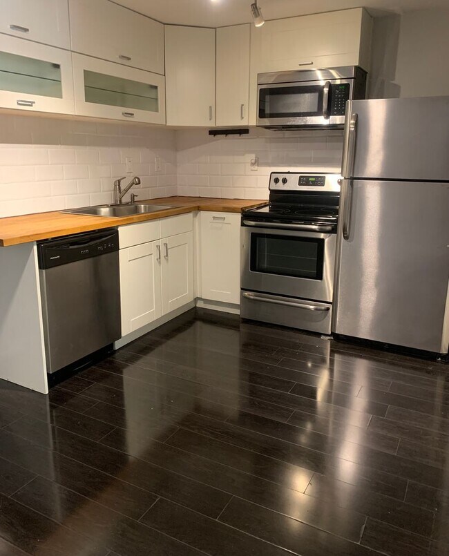 Building Photo - 1 Bedroom 1 Bathroom in Congress Park      **Move-In Special**
