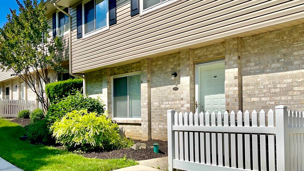 Primary Photo - 206 Village Walk