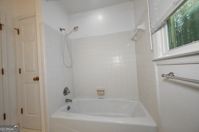 Building Photo - 151 Lakeside Dr NW