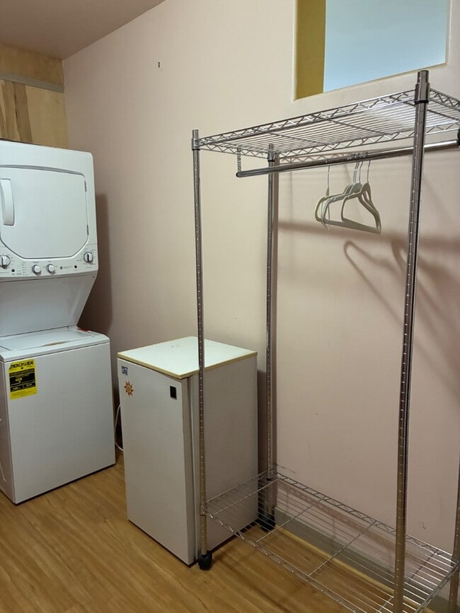 Building Photo - 424 W Market St