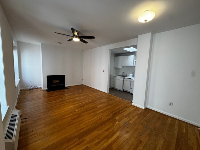 Building Photo - Two-Level Kalorama Condo with Washer/Dryer, Near Dupont Metro