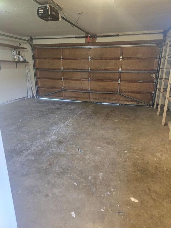 Building Photo - 3 bed 2 bath Single Home for Rent in Grants Pass