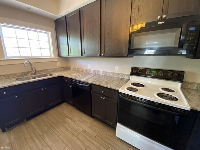 Building Photo - 6 br, 3 bath House - 517 Elm St