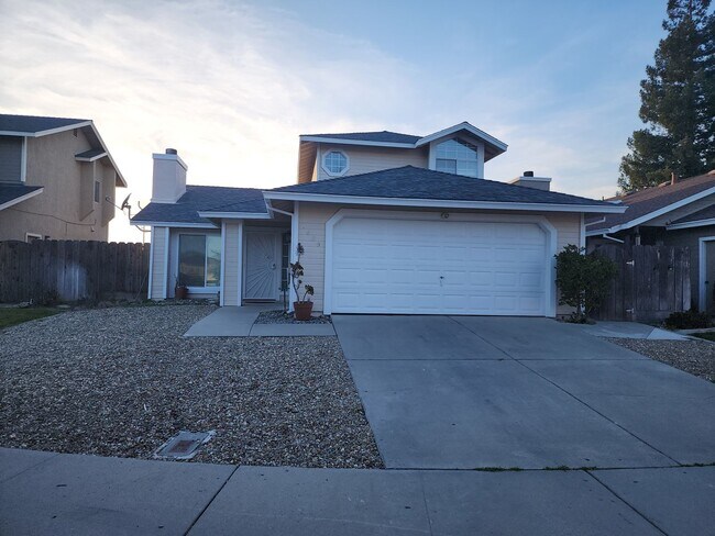 Building Photo - 3 Bedroom 2 Bath in HOA Community with Community Pool- Oxford Place neighborhood! Small Pets Welc...