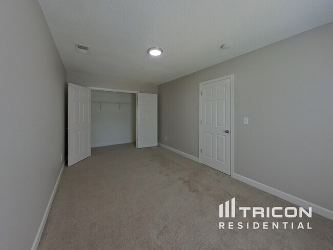 Building Photo - 2045 Sunset Village Dr