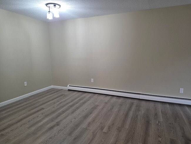 Building Photo - 2 Bed, 1 Bath Apartment