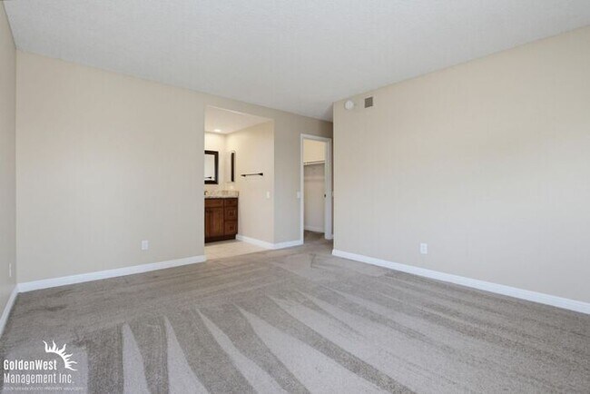 Building Photo - Comfortable 3Bdm 2Ba Condo in Oceanside!