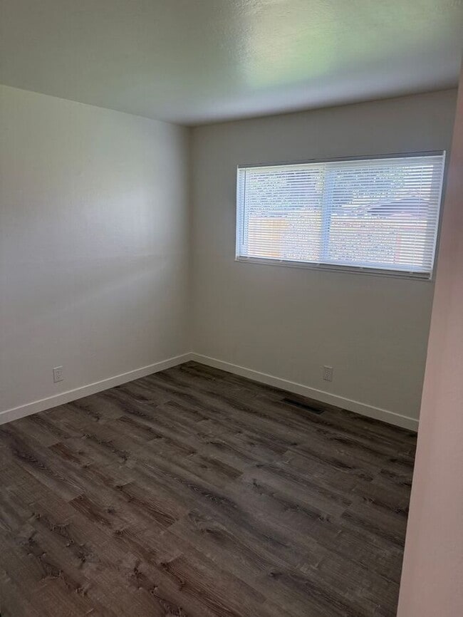 Building Photo - Stunning 4-bedroom, 2-bathroom