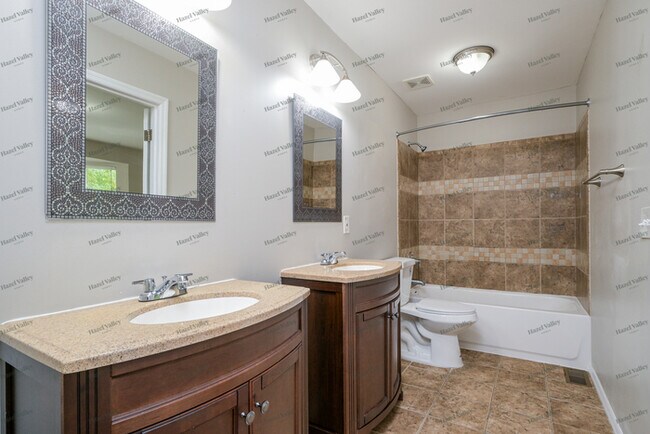 Building Photo - 4918 High Crest Ct