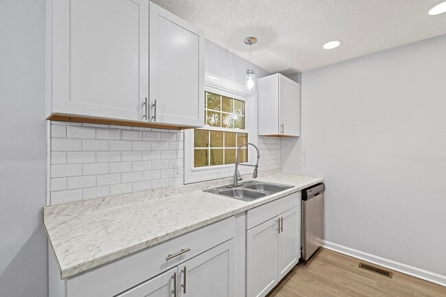 Building Photo - Charming 3 bedroom Available Now