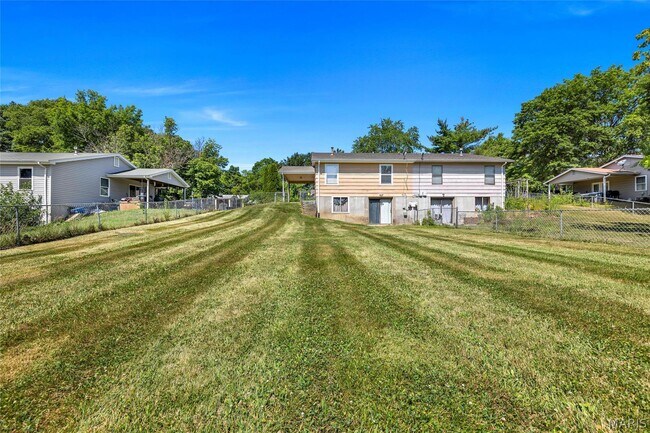 Building Photo - 32 Laura Dr