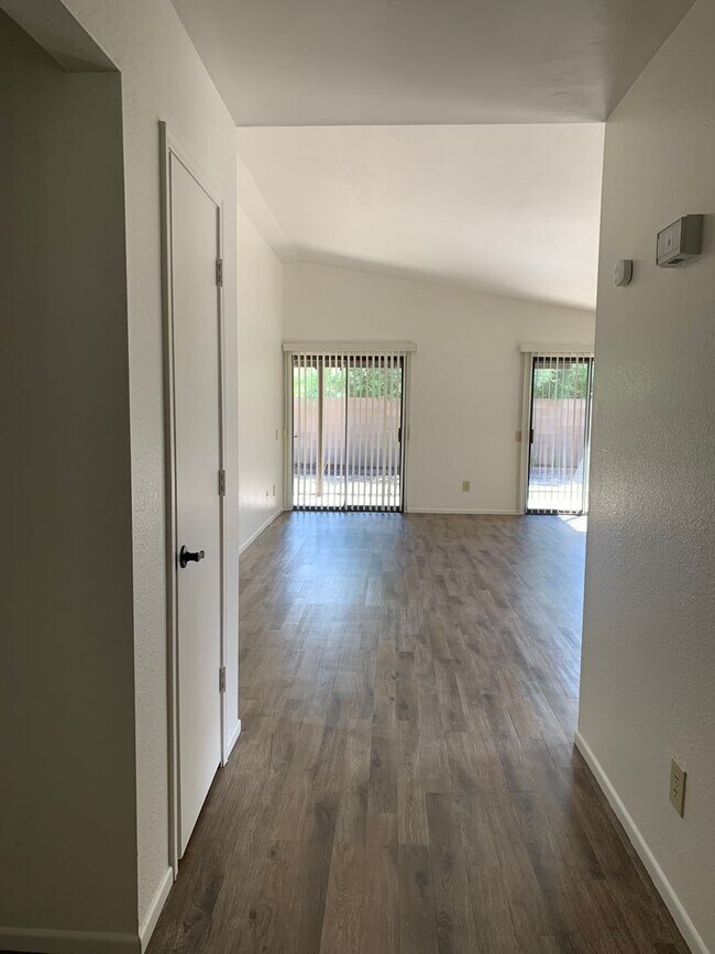 Building Photo - 3 bedroom 2 bath