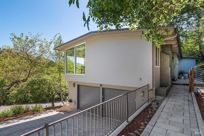 Building Photo - 5 Oak Springs Dr