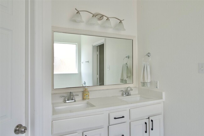 Building Photo - 2023 Creek Run Dr