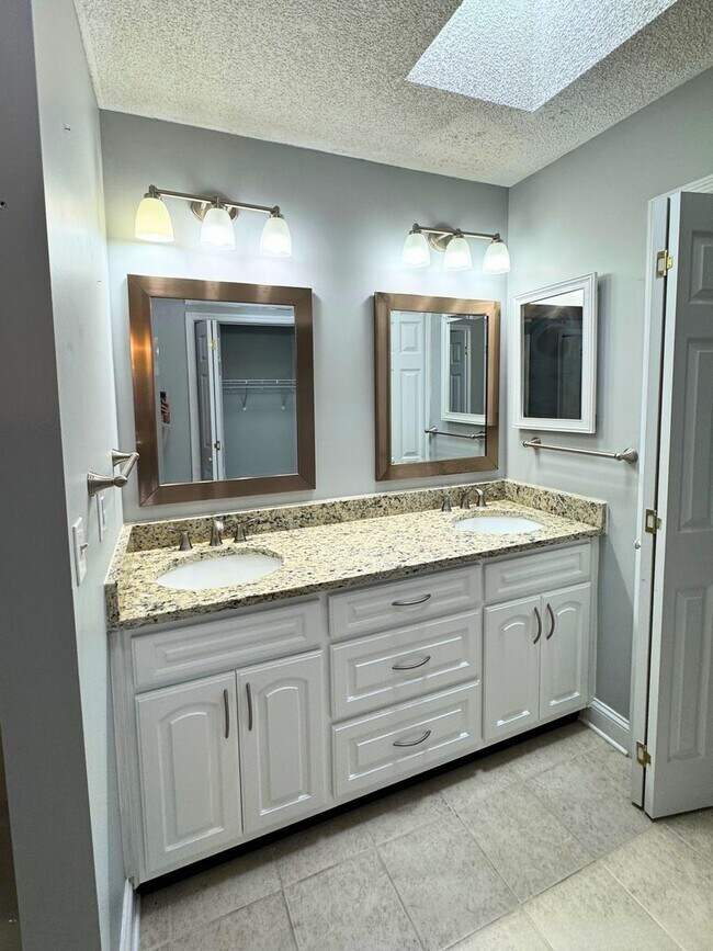 Building Photo - 3/2.5 bath home with large yard!