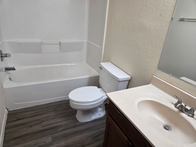 Building Photo - Cute Spacious 3 Bedroom Condo