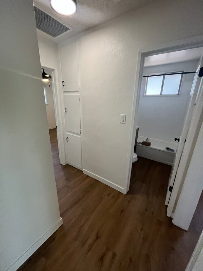 Building Photo - Lovely 3 Bedroom 1 Bath House with Garage