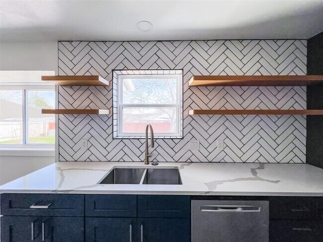 Building Photo - 6203 London Dr