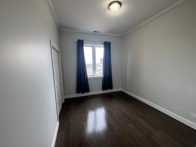 Building Photo - Luxurious, Galewood Penthouse Condo 3BR/2BA