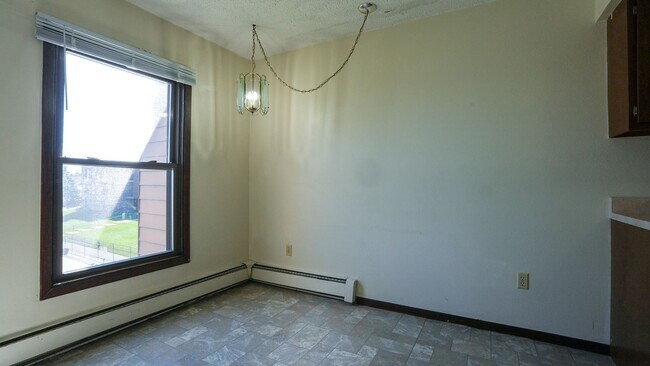 Building Photo - Westside 3rd Floor Condo