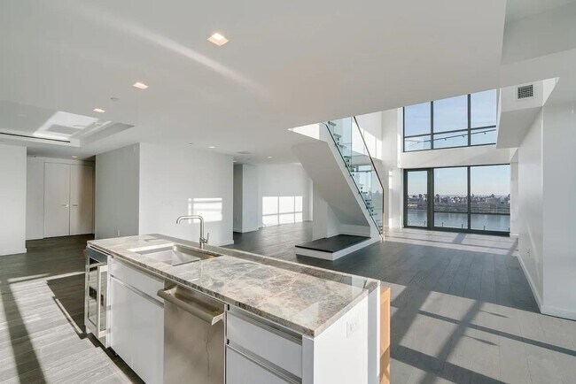 Building Photo - 320 Adolphus Ave