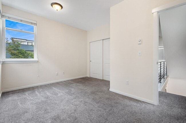 Building Photo - 3027 21st Ave W