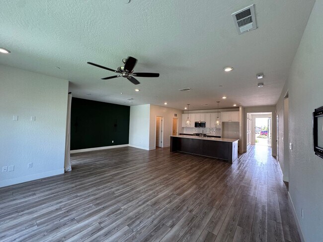 Building Photo - 601 Wishon Ave W