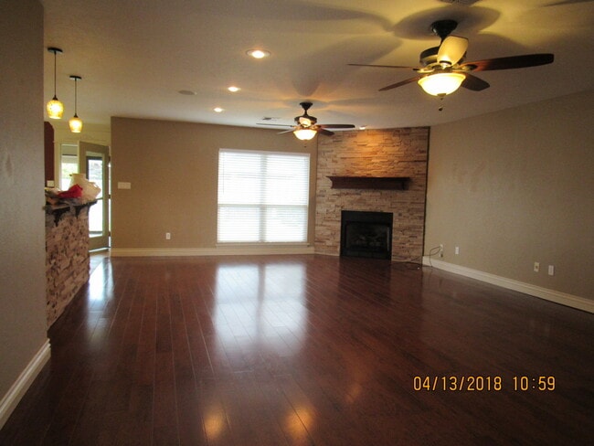 Building Photo - Fantastic home located in Eastlake