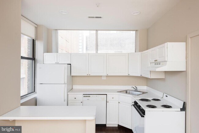 Building Photo - 220 S 16th St