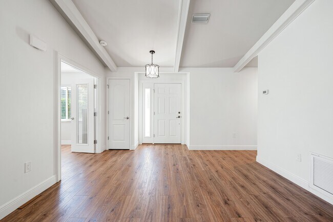 Building Photo - 858 Hudson Ave