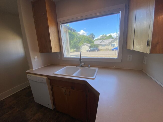 Building Photo - 2 Bed, 1 Bath House with Laundry Across fr...
